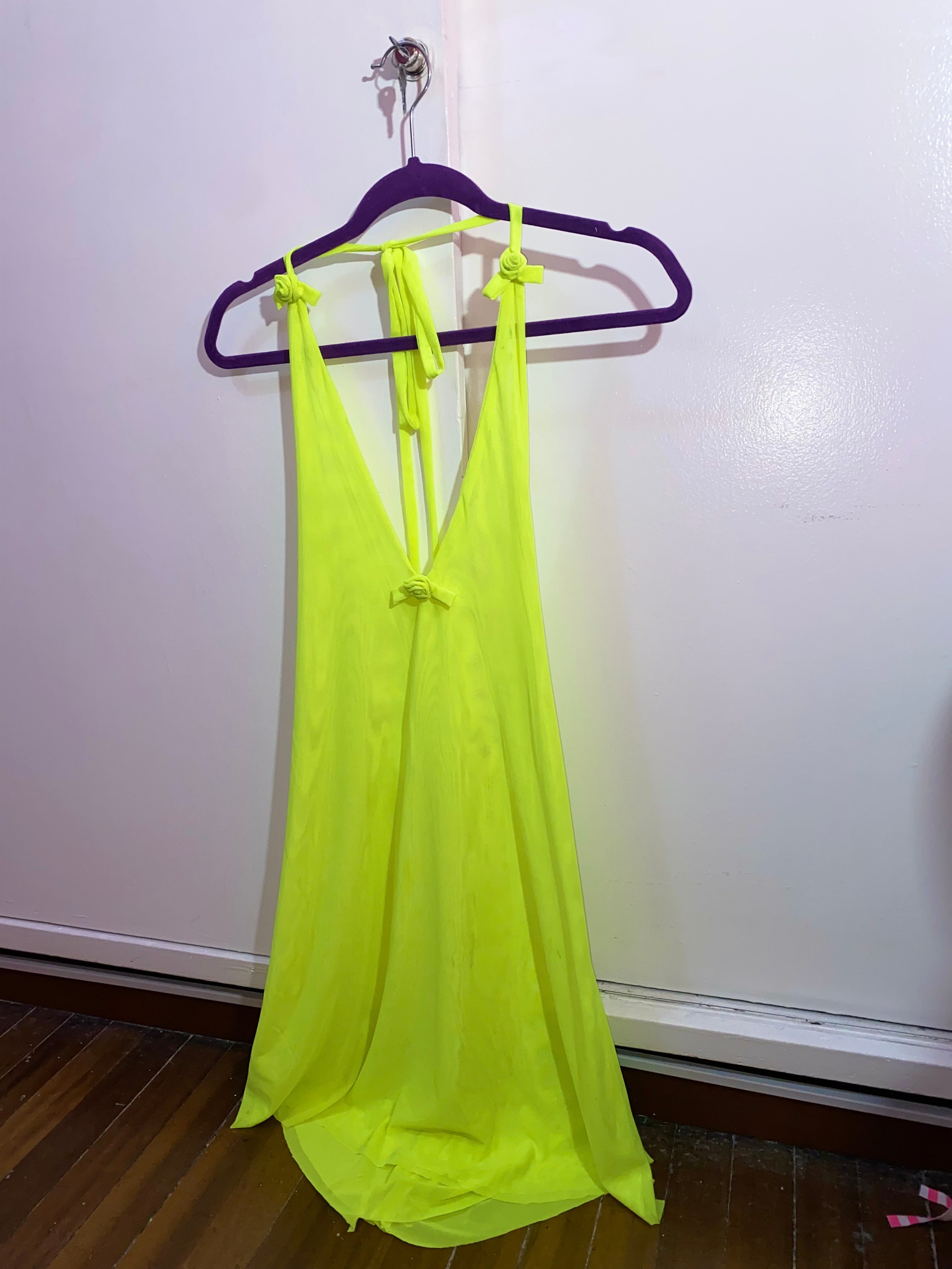 vestido rositas neon