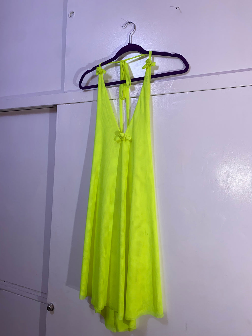 vestido rositas neon
