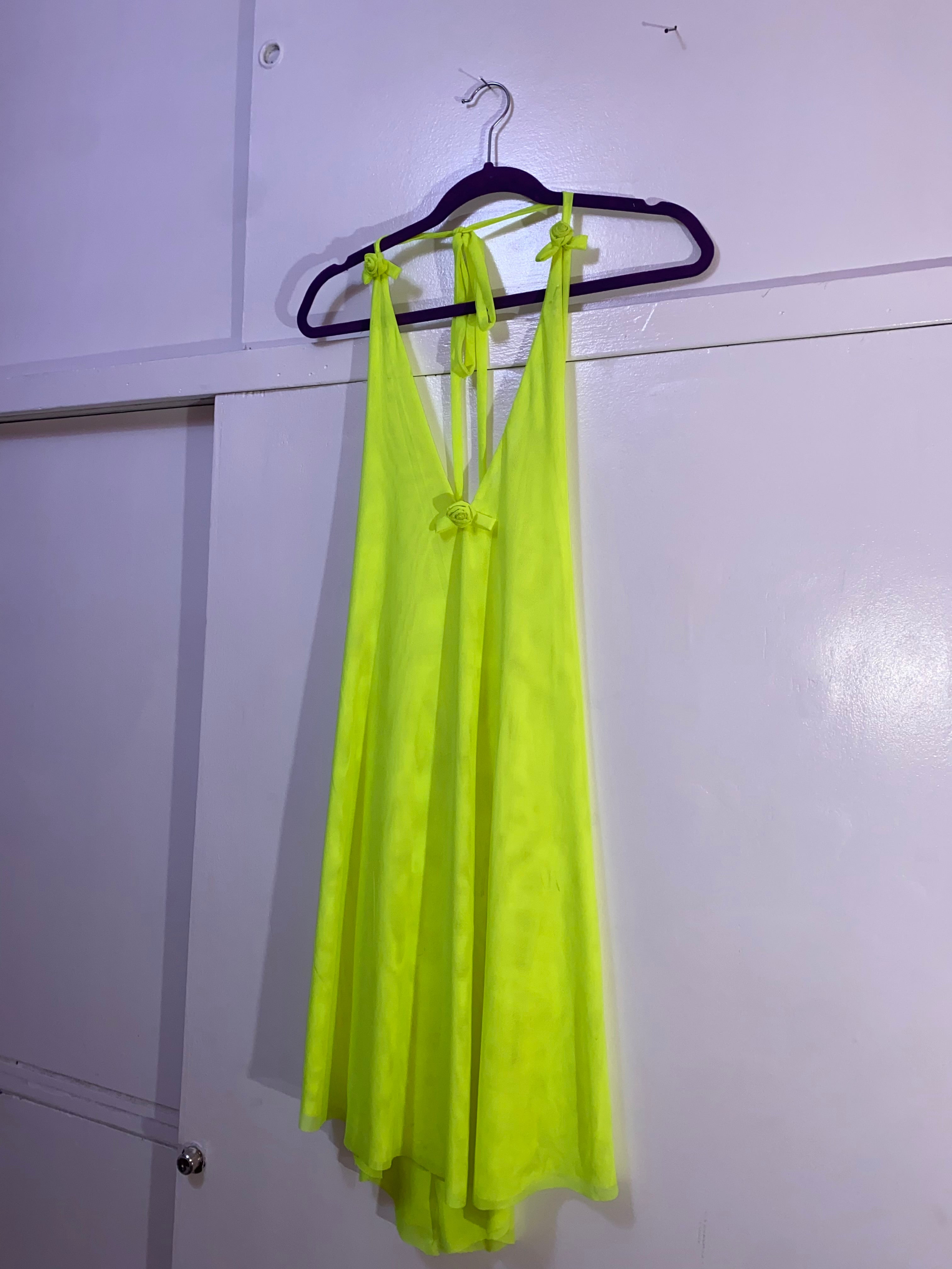 vestido rositas neon