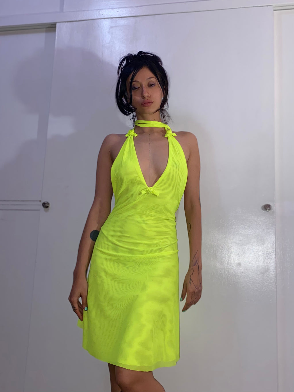 vestido rositas neon