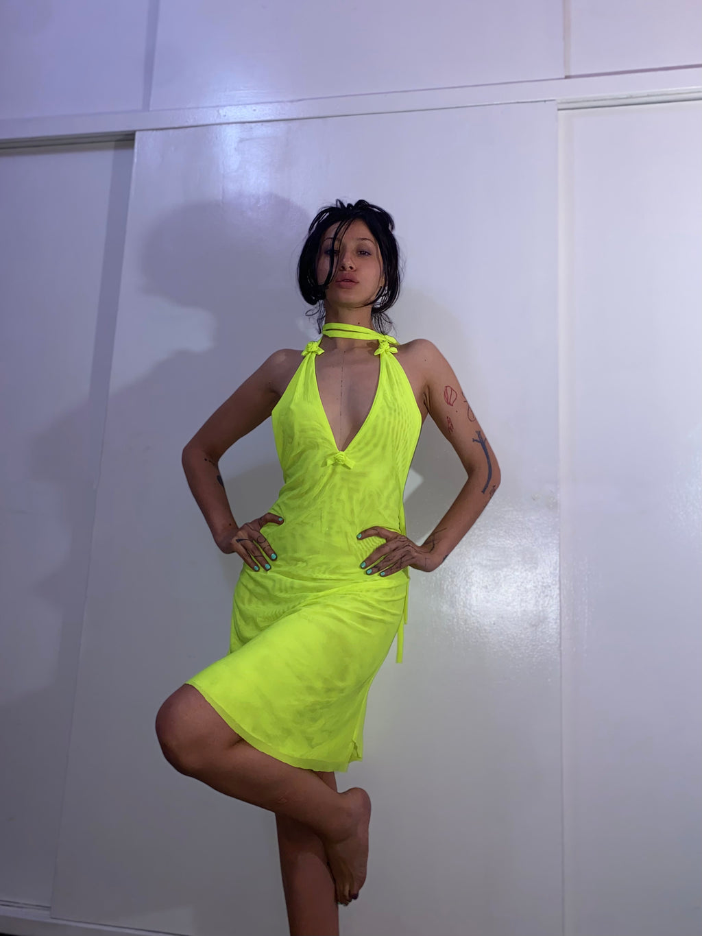 vestido rositas neon